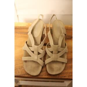 Women's Easy Street Size 8.5 Tan Kitten Heel Sandal Slingback Dressy